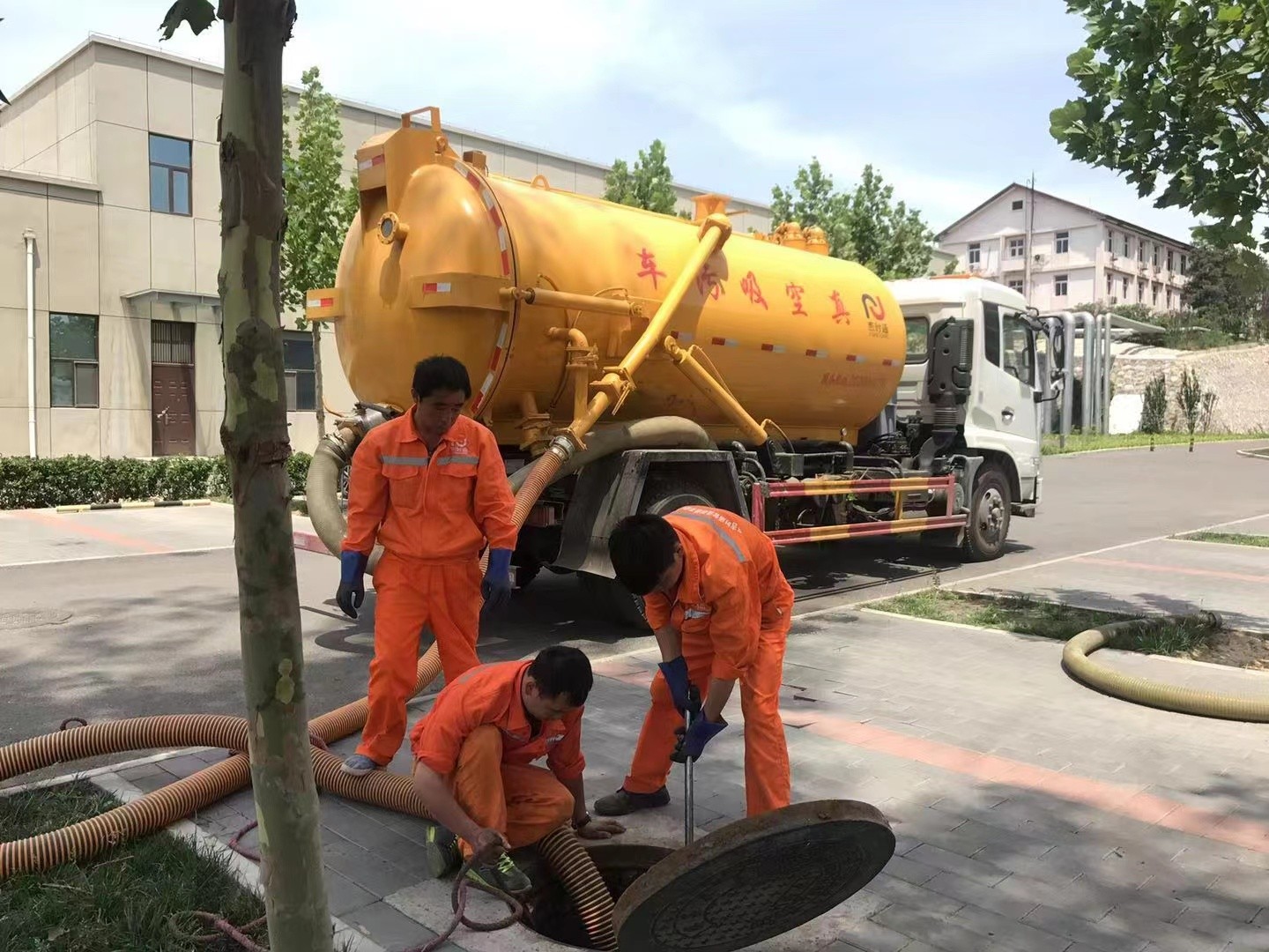 木里管道疏通车停在窨井附近