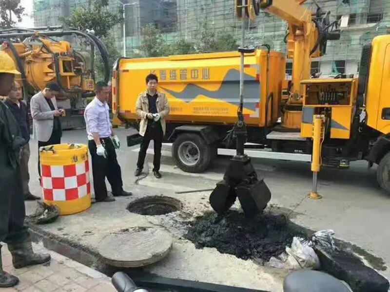 木里街道：网格员化身“清道夫”，为民解忧疏通“堵心”化粪池