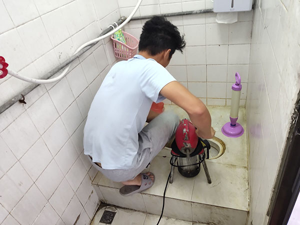 木里肥皂掉到马桶里把马桶堵住了怎么办？马桶堵住了怎么办