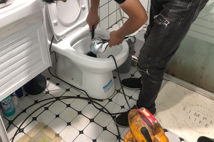 木里马桶堵塞自己疏通还是找师傅?专业上门服务让你省时更省心